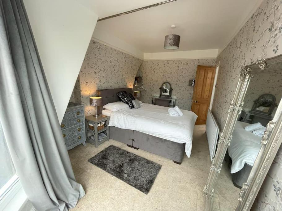 Stylish 5-Bedroom House Near Tunnels Beach Ilfracombe Esterno foto
